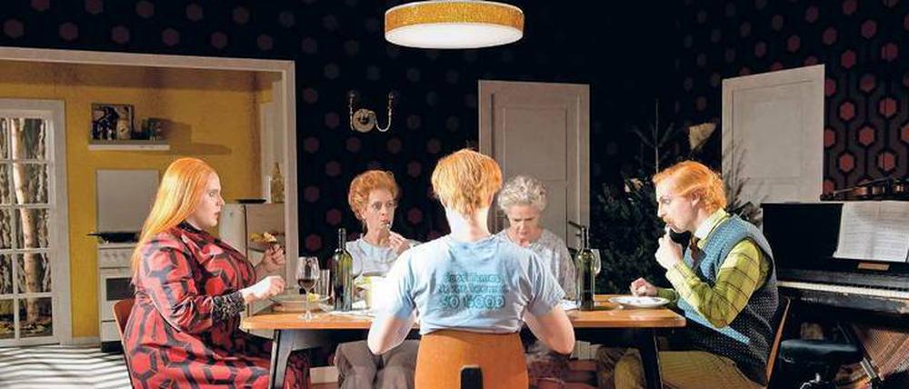 Kassler Kessel. Das Ensemble von "Tyrannis" beim Berliner Theatertreffen.