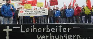 Seit langem schon rufen die Gewerkschaften immer wieder zu Demonstrationen für bessere Bedingungen für Leiharbeiter auf - wie hier vor dem VW-Werk in Emden. 