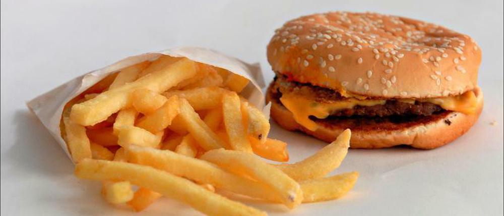 An der Straße des 17. Juni wurde eine Fastfood-Filiale überfallen.