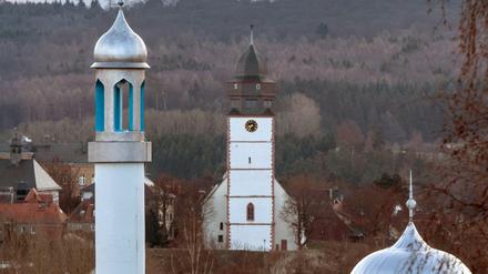 Integration: Das Minarett und die Kuppel einer Moschee neben einem Kirchturm in Usingen im Taunus
