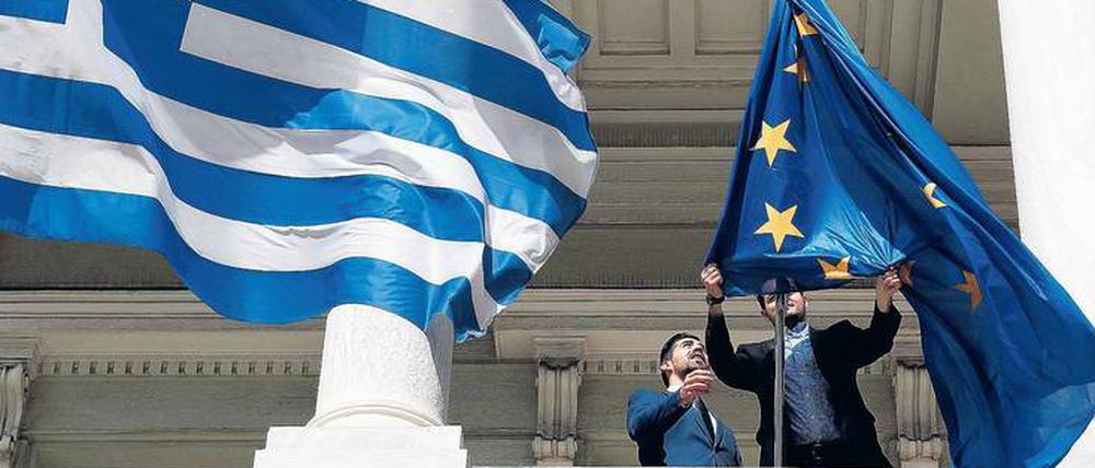 Die Finanzminister der Euro-Zone müssen entscheiden, ob Griechenland die Voraussetzungen für weitere Hilfszahlungen erfüllt.