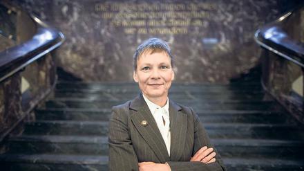 „... es kommt aber darauf an, sie zu verändern.“ Sabine Kunst im Hauptgebäude der Humboldt-Universität vor der berühmten elften Feuerbachthese von Karl Marx.