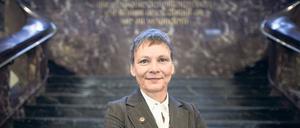 „... es kommt aber darauf an, sie zu verändern.“ Sabine Kunst im Hauptgebäude der Humboldt-Universität vor der berühmten elften Feuerbachthese von Karl Marx.