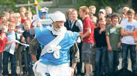 Bei Abistreichen müssen sich Lehrer einiges gefallen lassen. Mitunter nehmen auch die Schulgebäude Schaden.