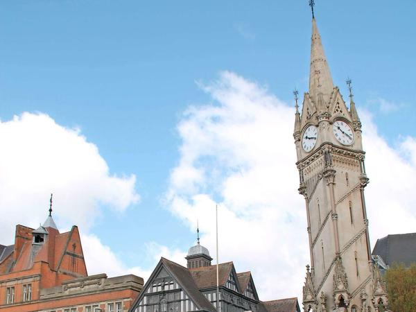 Wahrzeichen der Stadt: der viktorianische Uhrenturm am Haymarket.