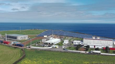 Die Azoren-Insel Graciosa. Ein Teil des Stroms kommt von dem Solarkraftwerk rechts im Bild. Gespeichert wird er in Li-Io-Batterien. Die befinden sich in dem Betonbau auf der linken Bildhälfte.