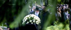 Antwort offen. Wenn ein Mensch stirbt, bekommen die Hinterbliebenen oft  auch nach der Beerdigung noch Berge von Post. 