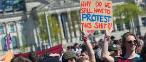 "Warum müssen wir immer noch gegen diesen Scheiß protestieren?!" Fragen sich nicht nur diese Demonstrantinnen beim Reichstag.