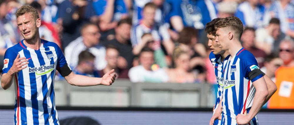 Kann doch nicht wahr sein. Herthas Kapitän Fabian Lustenberger (links) kann auch nicht verstehen, was die Mannschaft abliefert.
