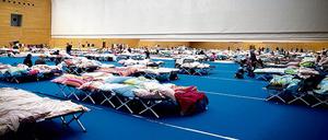 Diese Turnhalle ist zwar auch mit Flüchtlingen belegt, gehört aber zu keiner Schule, sondern steht am Olympiapark.
