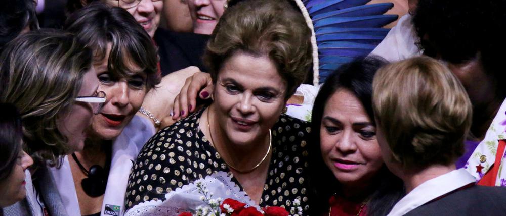 Dilma Rousseff mit Unterstützern: die Präsidentin ist wieder einen Schritt näher an der Amtsenthebung.