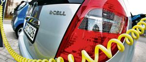 Skeptisch: Wesentliche Argumente gegen ein Stromfahrzeug sind die geringe Reichweite, lange Batterieladezeiten und das unzureichende Netz an Ladestationen.