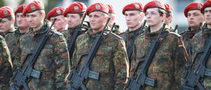 Die Bundeswehr ist 25 Jahre kontinuierlich geschrumpft, jetzt wird sie wieder um tausende Soldaten vergrößert.