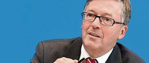 Der Wehrbeauftragte des Bundestages, Hans-Peter Bartels (SPD), hatte schon im letzten Wehrbericht mehr Personal für die Bundeswehr angemahnt.