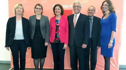 Die künftigen Ministerinnen und Minister der SPD in der neuen rheinland-pfälzischen Landesregierung stellen sich vor. (L-R) Doris Ahnen (Finanzen), Stefanie Hubig (Bildung), Ministerpräsidentin Malu Dreyer, Roger Lewentz (Inneres und Sport), Konrad Wolf (Wissenschaft) und Sabine Bätzing-Lichtenthäler (Soziales).
