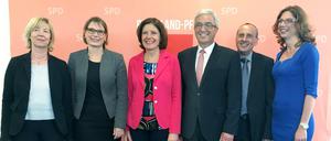 Die künftigen Ministerinnen und Minister der SPD in der neuen rheinland-pfälzischen Landesregierung stellen sich vor. (L-R) Doris Ahnen (Finanzen), Stefanie Hubig (Bildung), Ministerpräsidentin Malu Dreyer, Roger Lewentz (Inneres und Sport), Konrad Wolf (Wissenschaft) und Sabine Bätzing-Lichtenthäler (Soziales).