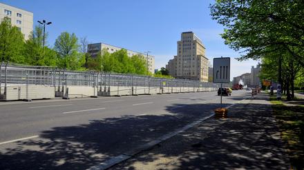 Auf dem Mittelstreifen der Karl-Marx-Allee stehen bereits die Betongitter, mit denen die Rennstrecke gesichert werden soll.