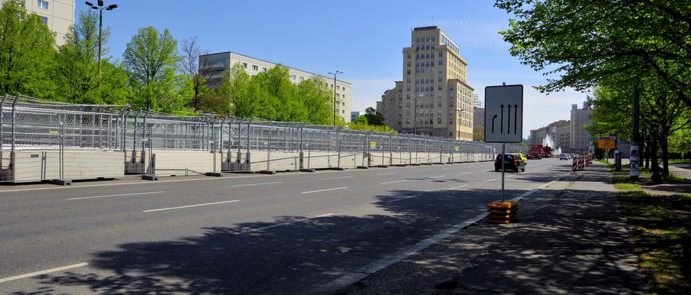 Auf dem Mittelstreifen der Karl-Marx-Allee stehen bereits die Betongitter, mit denen die Rennstrecke gesichert werden soll.