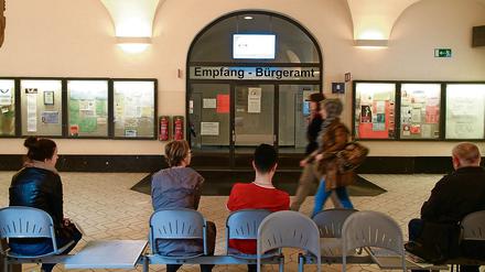 Warten auf dem Amt. Die Berliner Bürgerämter haben Personalprobleme. Zeitnahe Termine ist beinahe unmöglich.