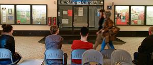 Warten auf dem Amt. Die Berliner Bürgerämter haben Personalprobleme. Zeitnahe Termine ist beinahe unmöglich.