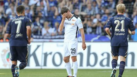 Unions Michael Parensen (Mitte) kann die Niederlage in Bielefeld nicht fassen. 
