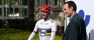 Die Berufsgenossenschaft Nahrungsmittel und Gastgewerbe überreichte Hans-Peter Durst (l) sein neues Rad für die Paralympischen Spiele in Rio de Janeiro.