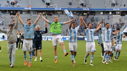 Die Spieler von München jubeln nach Schlusspfiff mit den Fans. 