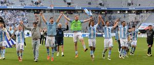 Die Spieler von München jubeln nach Schlusspfiff mit den Fans. 