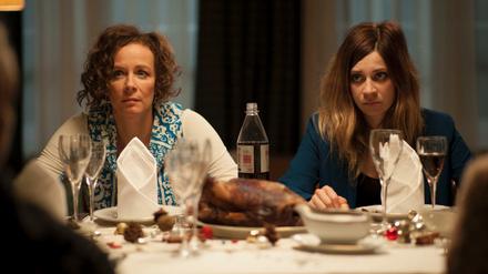 Der Film "Mängelexemplar" hatte am Montagabend in der Berliner Kulturbrauerei Premiere. Hier eine Szene mit den Schauspielerinnen Katja Riemann (links) und Claudia Eisinger.