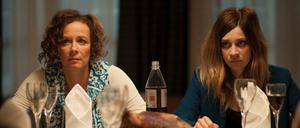 Der Film "Mängelexemplar" hatte am Montagabend in der Berliner Kulturbrauerei Premiere. Hier eine Szene mit den Schauspielerinnen Katja Riemann (links) und Claudia Eisinger.