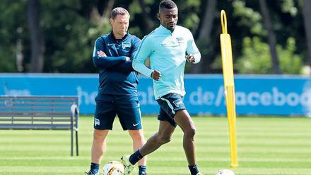 Den Rücken stärken. Trainer Dardai stützt seinen Stürmer Kalou (r.). 
