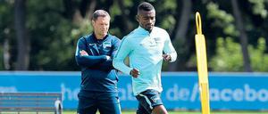 Den Rücken stärken. Trainer Dardai stützt seinen Stürmer Kalou (r.). 