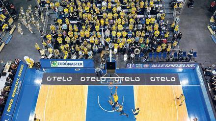 Wie ein Mann. Albas letzter Aufritt in der Schmelinghalle ging 2015 gegen Oldenburg verloren. Doch in der alten Halle könnten Fans und Team neu zusammenrücken.