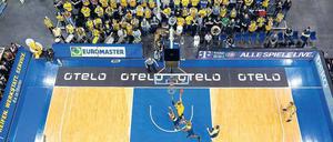 Wie ein Mann. Albas letzter Aufritt in der Schmelinghalle ging 2015 gegen Oldenburg verloren. Doch in der alten Halle könnten Fans und Team neu zusammenrücken.