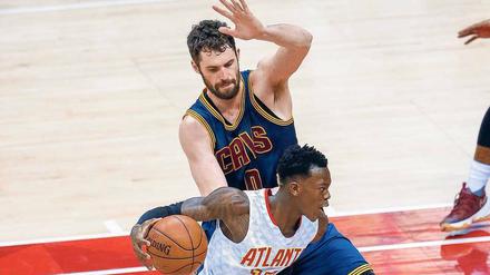 Voller Schwung. Dennis Schröder (v.) verbesserte sich stetig in Atlanta.