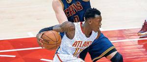 Voller Schwung. Dennis Schröder (v.) verbesserte sich stetig in Atlanta.