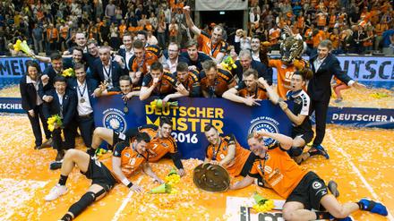 So sehen Sieger aus: Berlins Volleyballer sind Meister, Pokal- und Europapokalsieger. Da darf man auch mal dem Regierenden die Hand schütteln.