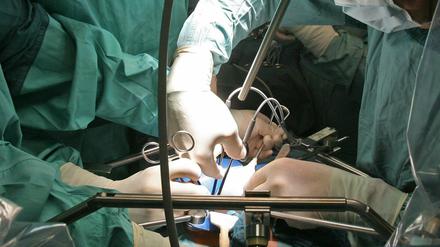 Operation für eine Spenderniere. In fast allen Krankenhäusern gibt es zwar interne Sicherheitschecks, dennoch geht manchmal etwas schief. Die Krankenkassen erhöhen deshalb kontinuierlich den Druck auf die Kliniken.