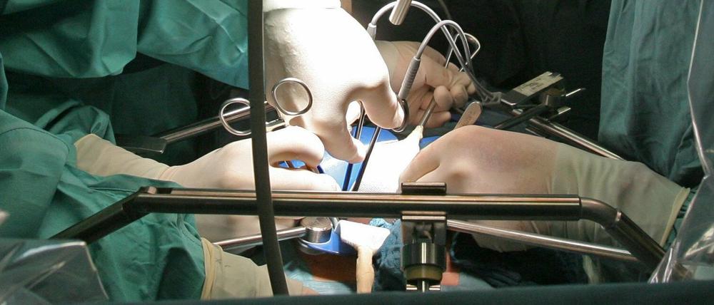 Operation für eine Spenderniere. In fast allen Krankenhäusern gibt es zwar interne Sicherheitschecks, dennoch geht manchmal etwas schief. Die Krankenkassen erhöhen deshalb kontinuierlich den Druck auf die Kliniken.