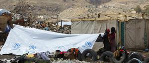 Zwischen Müll und Autoreifen stehen notdürftig errichteten Zelte für Binnenflüchtlinge im nordjemenitischen Amran. Sie sind vor den Kämpfen zwischen den jemenitischen Streitkräften und den Huthi-Rebellen geflohen. 