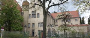 Von außen wirkt das ehemalige Frauengefängnis in Lichterfelde dank der blühenden Bäume schon beinahe lieblich. Nach dem Umbau im Herbst soll es insgesamt freundlicher wirken und Kulturschaffenden Raum bieten