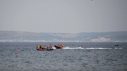 Ein Youtube-Video zeigt, wie Rettungskräfte von der griechischen Insel Chios aus die schwimmenden Flüchtlinge einkreisen und sie zur Insel zurückbringen. 