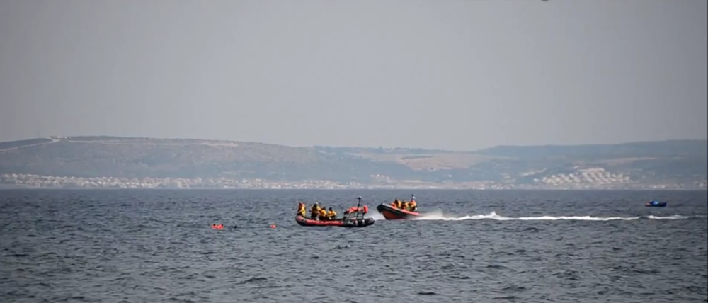 Ein Youtube-Video zeigt, wie Rettungskräfte von der griechischen Insel Chios aus die schwimmenden Flüchtlinge einkreisen und sie zur Insel zurückbringen.
