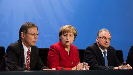 Der Bürgermeister der Hansestadt Bremen, Carsten Sieling (SPD), Bundeskanzlerin Angela Merkel (CDU) und der Ministerpräsident von Sachsen-Anhalt, Reiner Haseloff (CDU) im Kanzleramt.