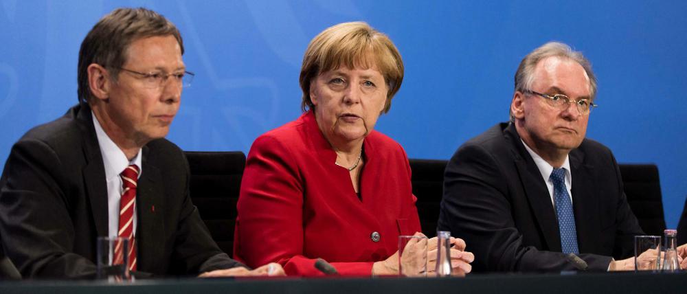 Der Bürgermeister der Hansestadt Bremen, Carsten Sieling (SPD), Bundeskanzlerin Angela Merkel (CDU) und der Ministerpräsident von Sachsen-Anhalt, Reiner Haseloff (CDU) im Kanzleramt.