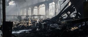 Am Tag nach dem Feuer: Was von der Halle übrig blieb.