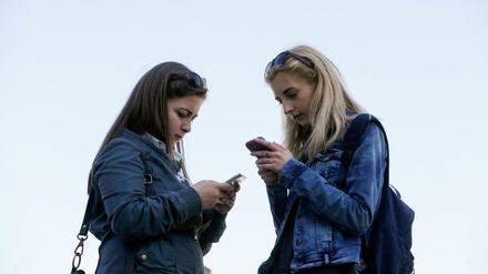 Telefonica will ein Bankkonto fürs Smartphone anbieten - und damit vor allem junge Kunden erreichen.
