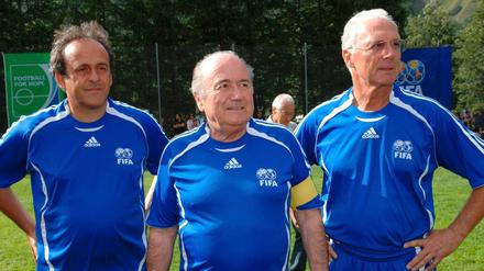 Michel Platini, Joseph Blatter und Franz Beckenbauer (v.l.n.r.) 2007 beim Sepp-Blatter-Turnier im schweizerischen Ulrichen.