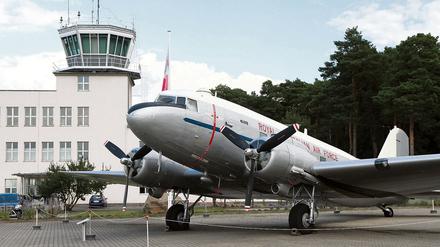 Hinten der Tower, vorn das Flugzeug der Luftwaffe aus Australien.