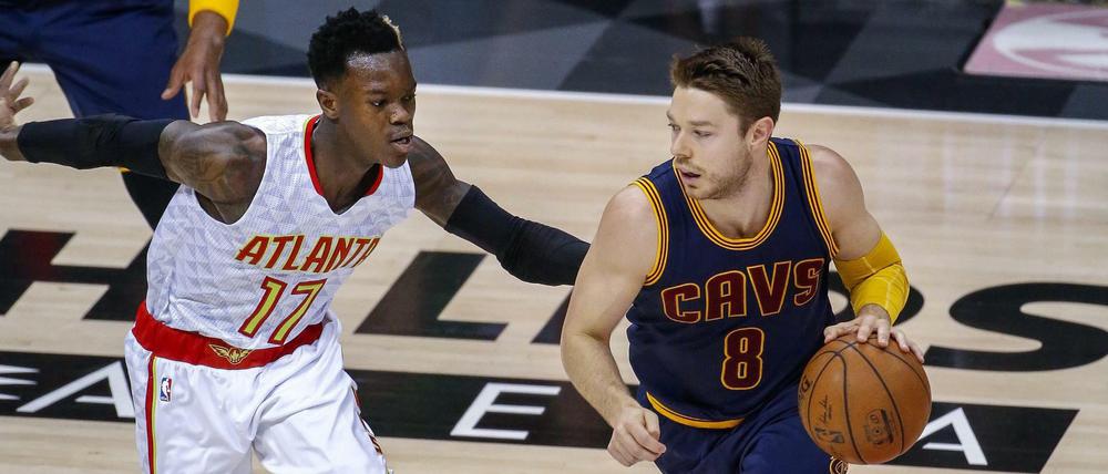Dennis Schröder (links) erzielte gegen Cleveland 21 Punkte.